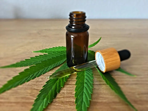 CBD Oil & Hemp Leaf Naturally Relieves Anxiety & Pain