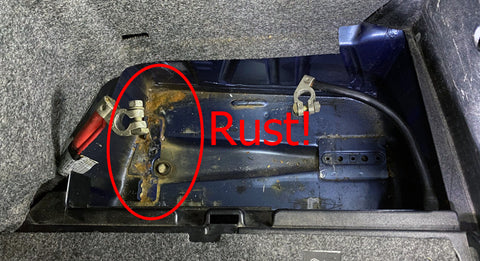 E36 M3 battery compartment with rust. Rusty area is circled. Text reads "Rust!".
