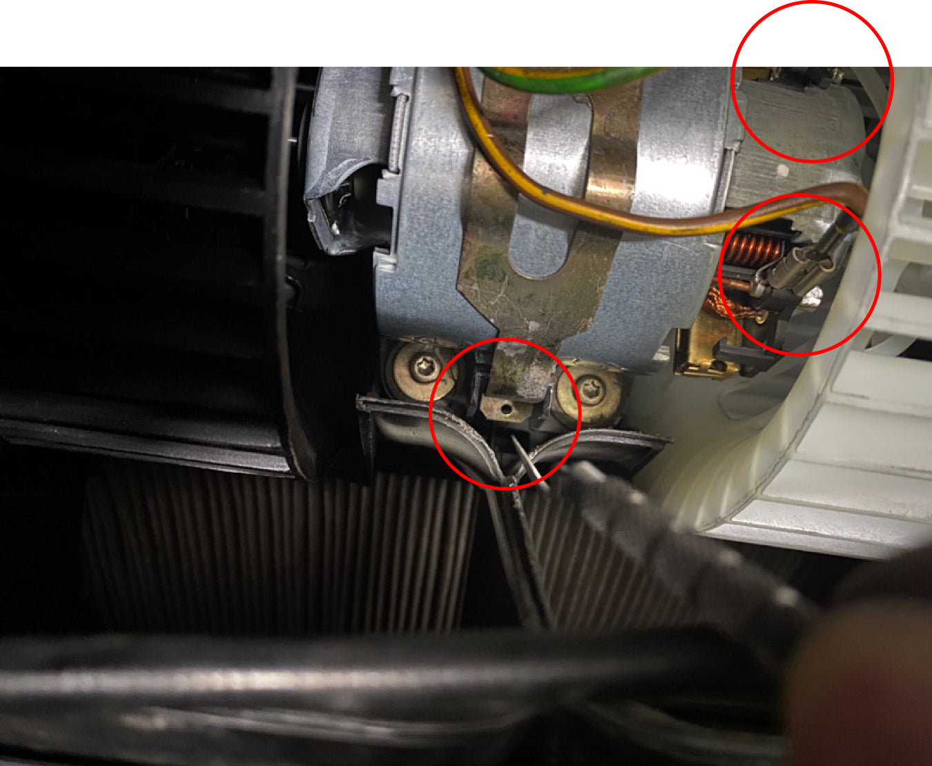 BMW E36 HVAC fan motor with wiring connectors circled.
