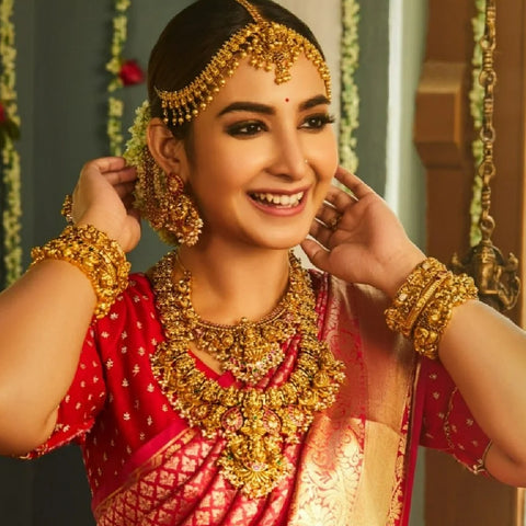 An image of an Indian bride wearing temple jewellery sets