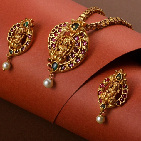 An image of an Indian antique pendant set.