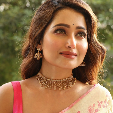 An image of a woman wearing an Indian choker necklace