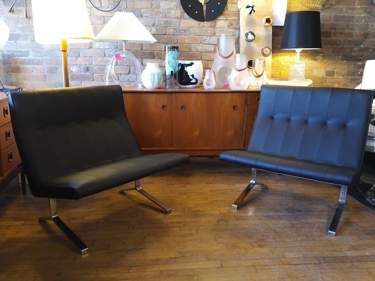 Rare Vintage Pair Of Leather Stefan Siwinski Airport Lounge Chairs