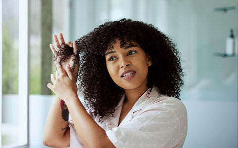 Femme qui se met Aloé vera dans les cheveux 