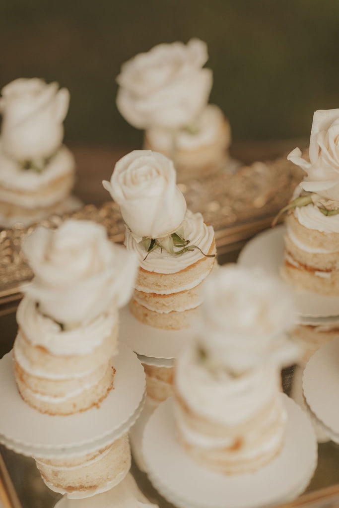 Garden party individual cakes with roses