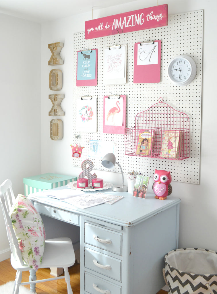 girls room with desk