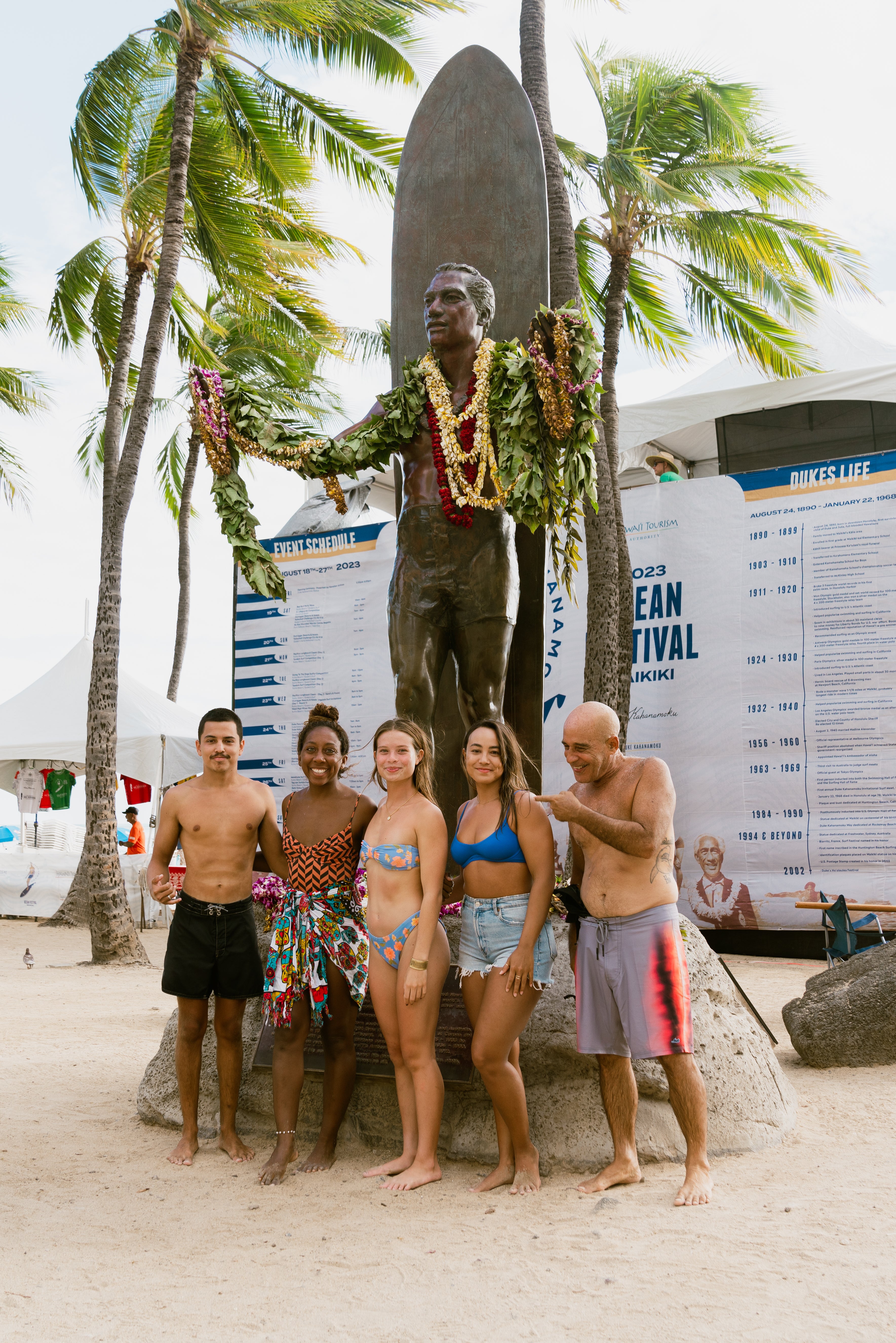 Waiakea Winners at Duke kahanamoku statue after win