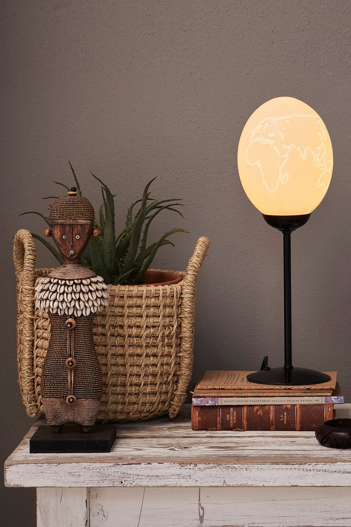 Th tandarts familie Big 5 detailed ostrich egg lamp – Interior of Africa