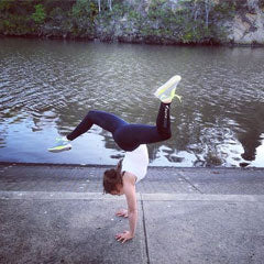 Alex Cullen macht einen Handstand