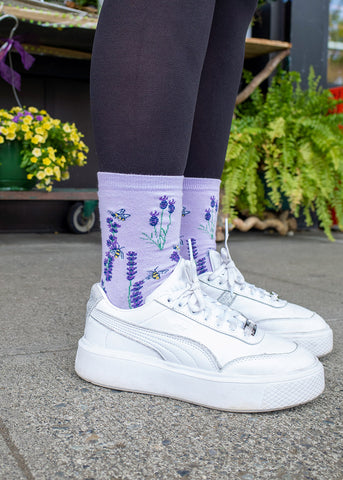 https://cdn.shopify.com/s/files/1/0234/4461/products/lavender-bee-socks-model_large.jpg?v=1660069826