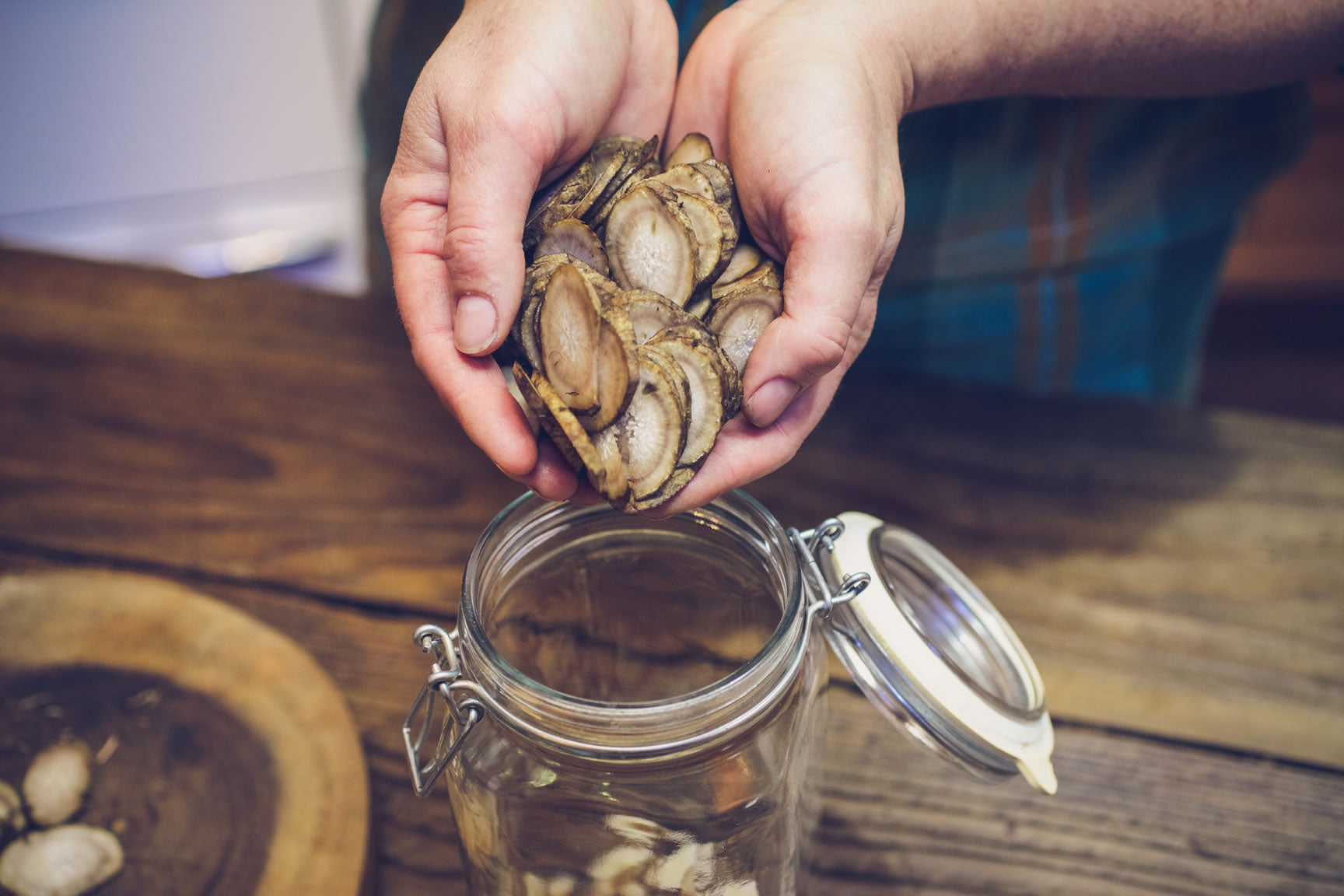 place roots in jar