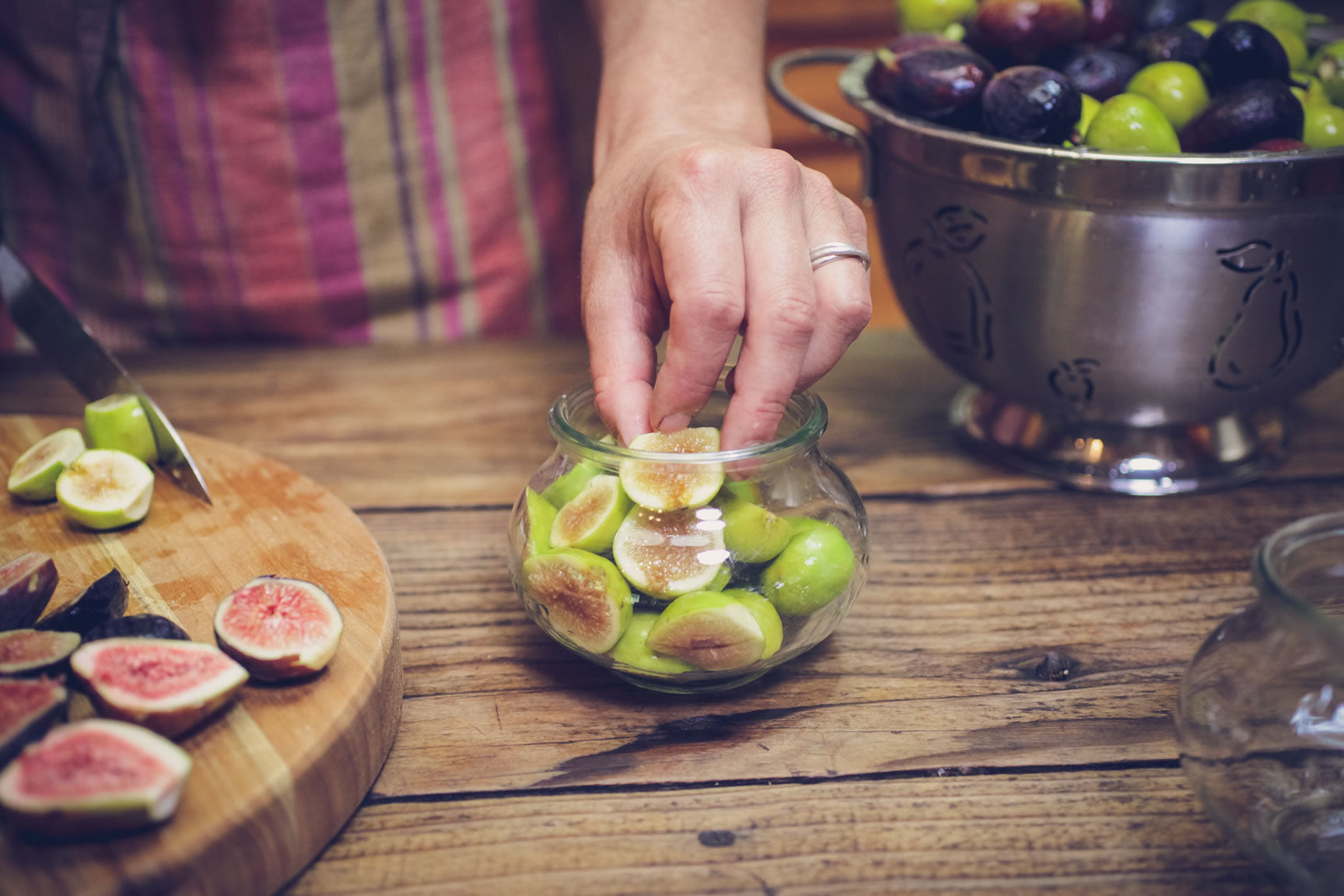 place figs in jar