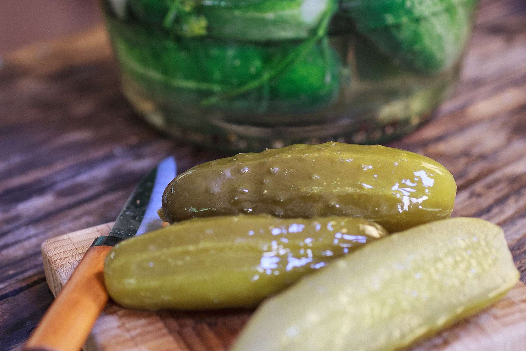 how to make fermented garlic dill pickles