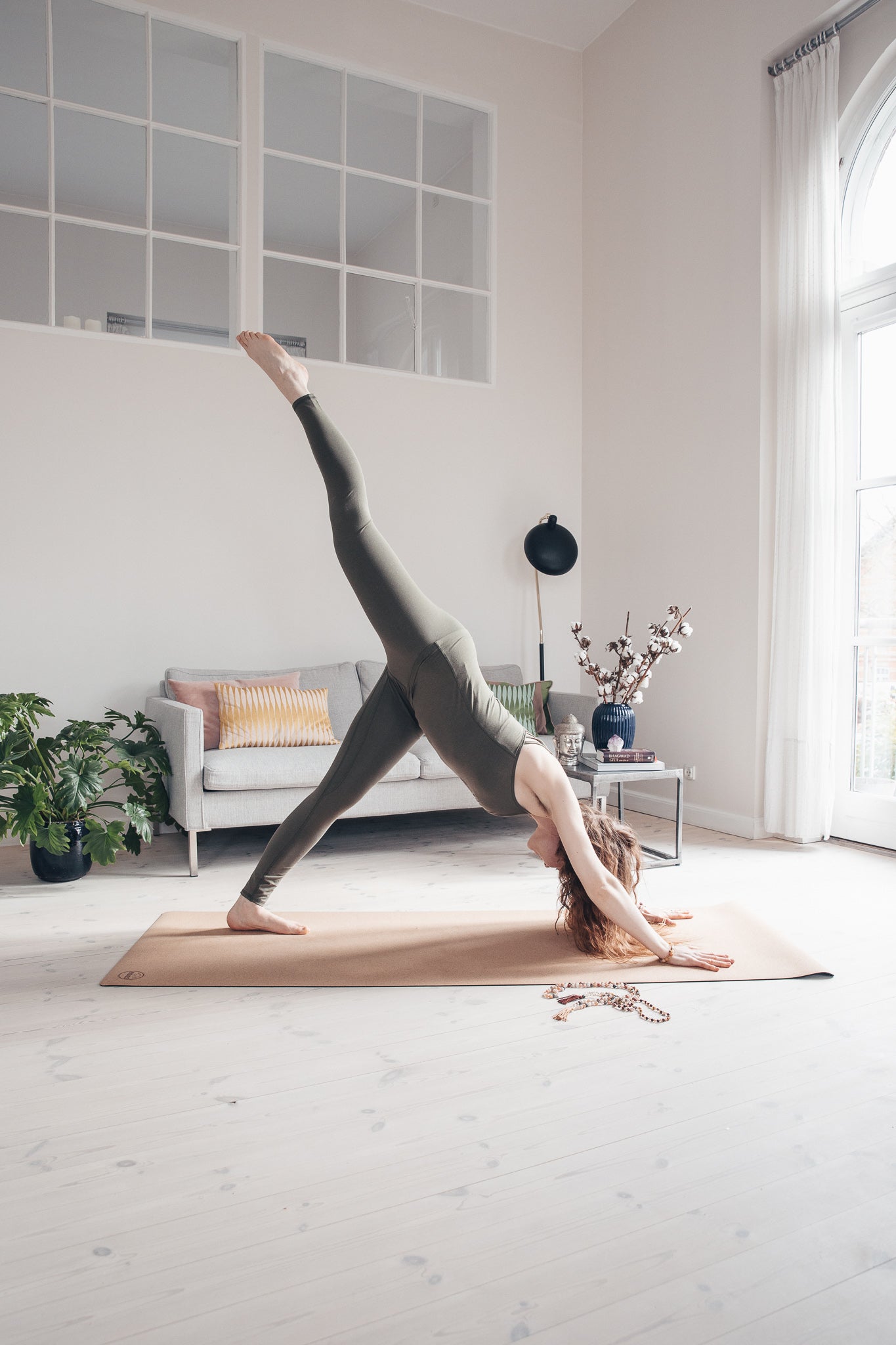 Yogaudstyr, og yoga tøj - Køb online hos goyogi.dk
