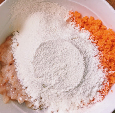 Carrots, chicken breasts, and egg yolks are mixed well and added with a moderate amount of low gluten flour to knead, no water is needed, the eggs will bind the mixture.