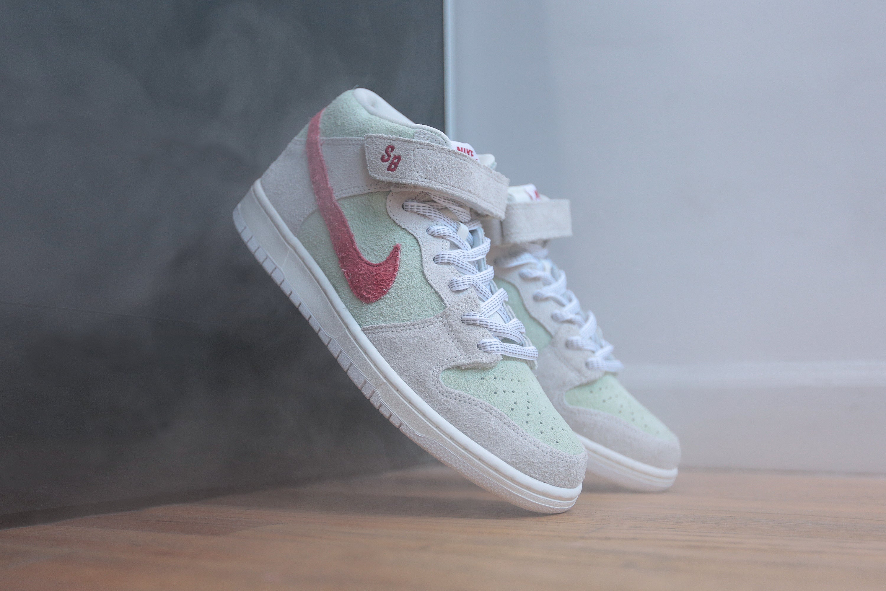 white widow sb dunk mid