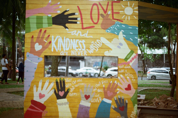 Practice random acts of kindness | Spread kindness as a new year's resolution idea
