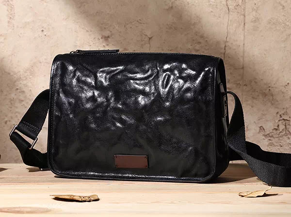 Stylish crossbody bag in black crafted from vegetable-tanned leather