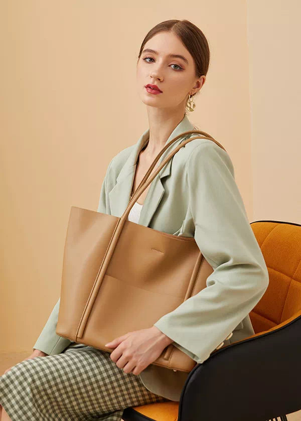 Classic style handbag in beige