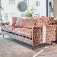 Vaaleanpunainen Helle-sohva Designers Guild Manipur Coral -kankaalla