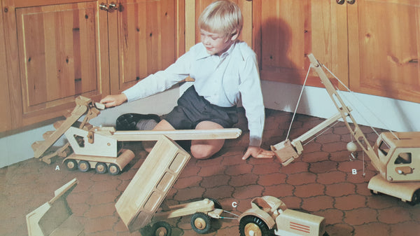 Toby Powell modelando con los juguetes de madera