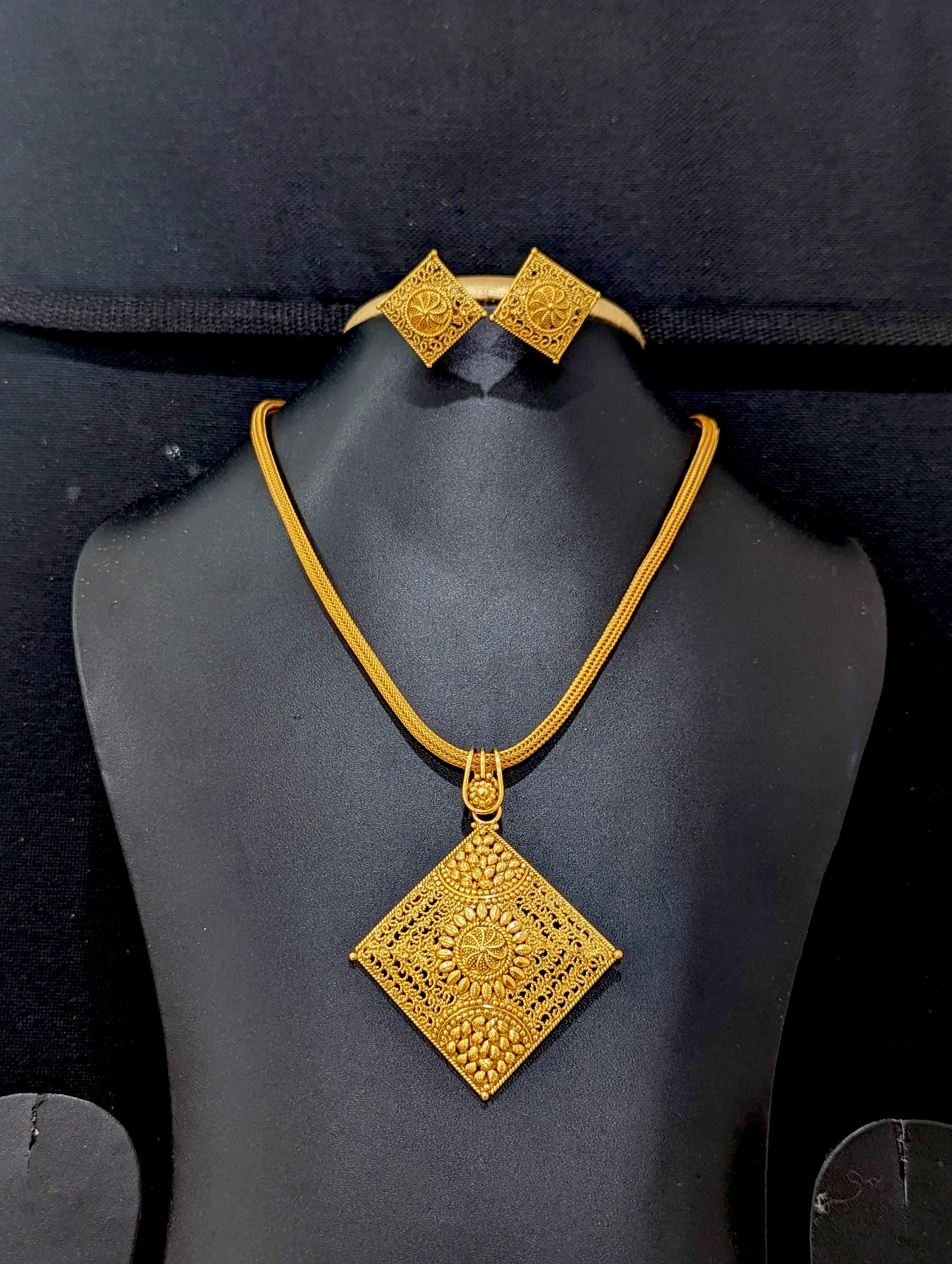 Buy Gold Pendant Set Online At Best Price P N Gadgil & Sons