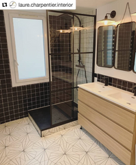 Salle de bain moderne avec carrelage vintage