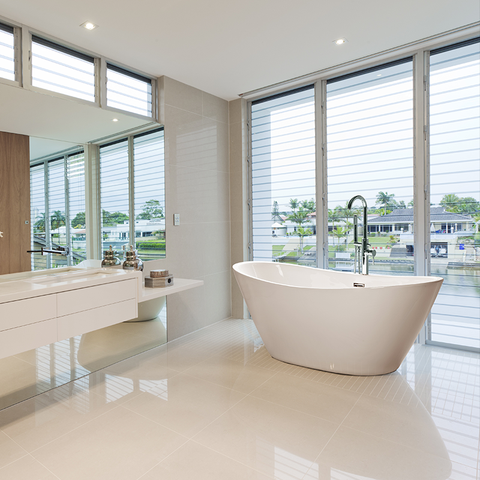 Exemple de baignoire îlot dans salle de bain design