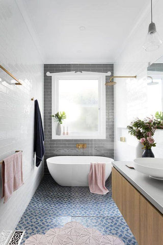 Exemple de baignoire îlot dans salle de bain design