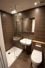 Exemple de petite salle de bain avec vasque suspendue