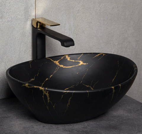 Exemple de vasque à poser ovale en céramique noir mat marbré or