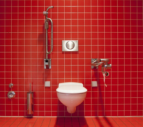 Le WC suspendus, avec réservoir encastré dans un mur ou muret, est