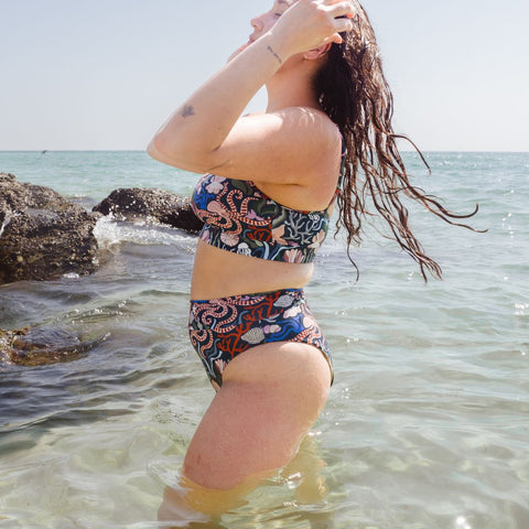 femme se baignant dans la mer et portant l'ensemble de maillots de bain oceana de mimi et august