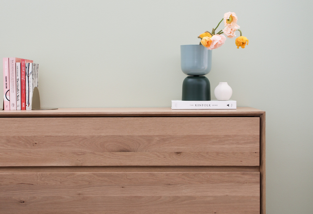 Dresser with refined wood grain pattern and size