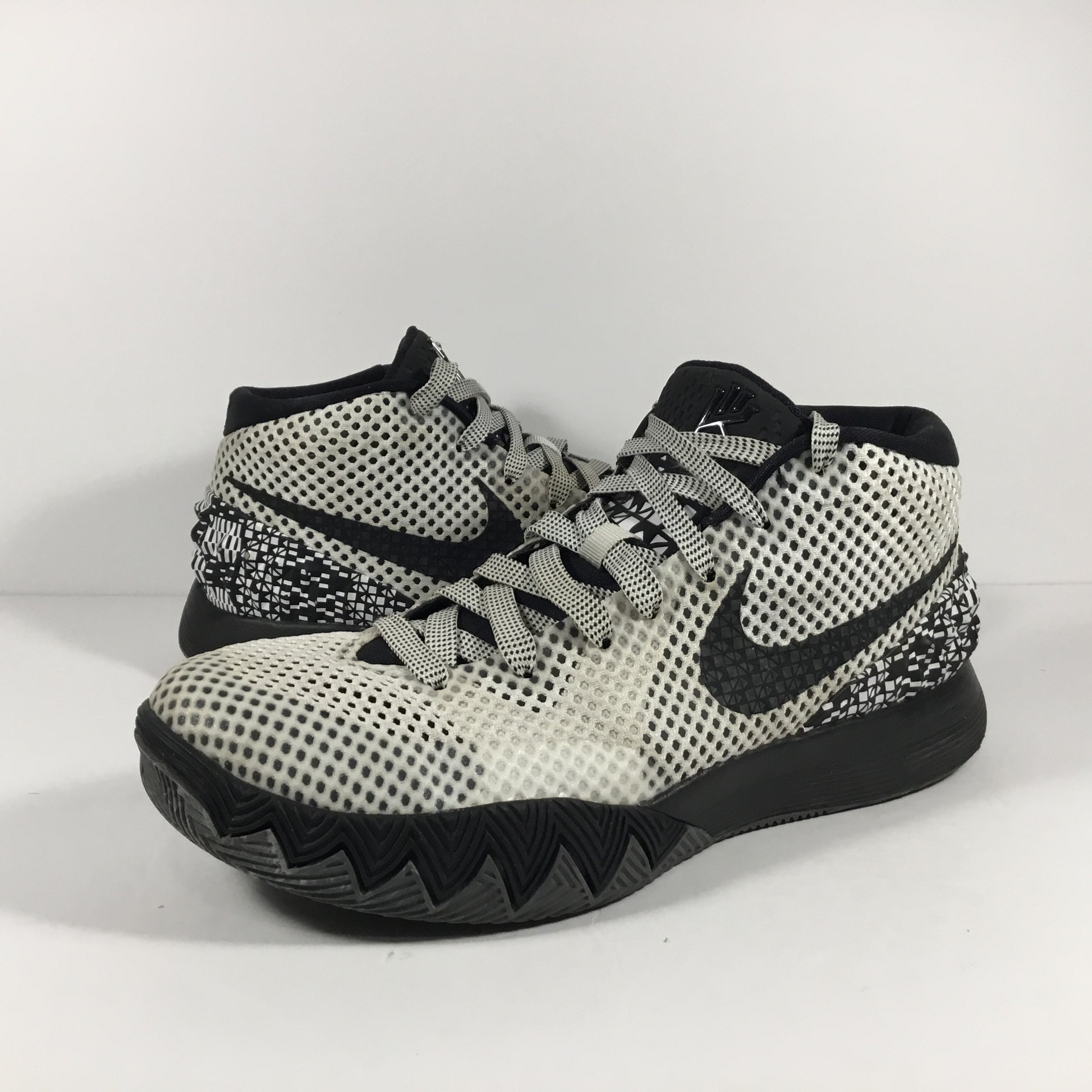 Nike Kyrie 1 BHM sz 8 – Cominupkicks