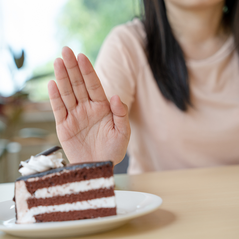 Photo avec main qui stop un gâteau