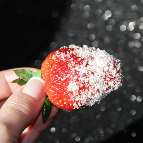 Photo d'une fraise avec du sucre