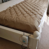 An alternating pressure mattress on a bed