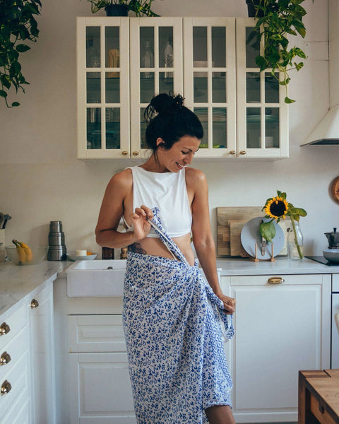 https://cdn.shopify.com/s/files/1/0240/6641/files/Passion_Lilie_Fair_Trade_Abstract_Blue_Sarong_600x600.jpg?v=1658518762