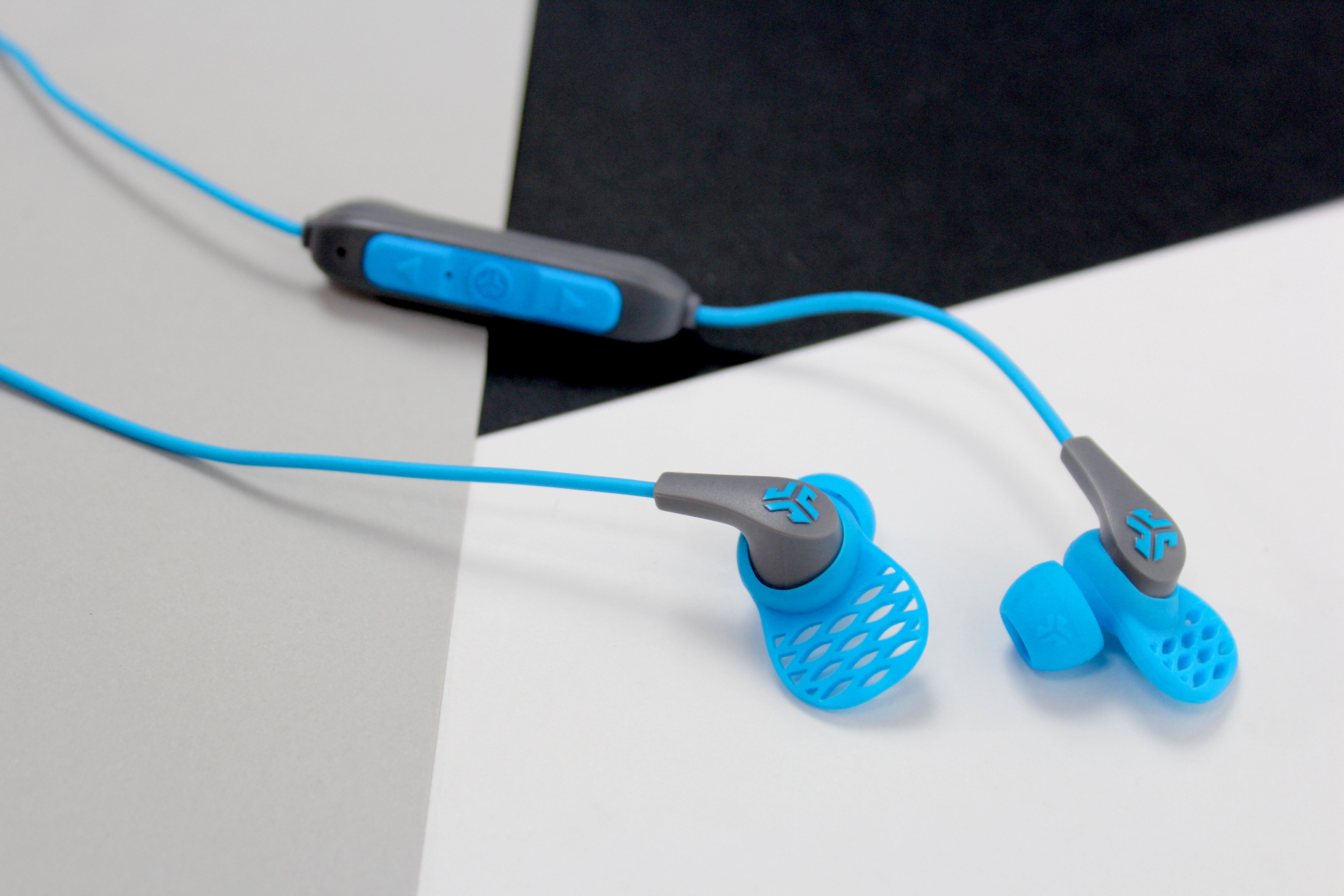 Plat leggen van blauwe JBuds Pro Bluetooth Signature oordopjes