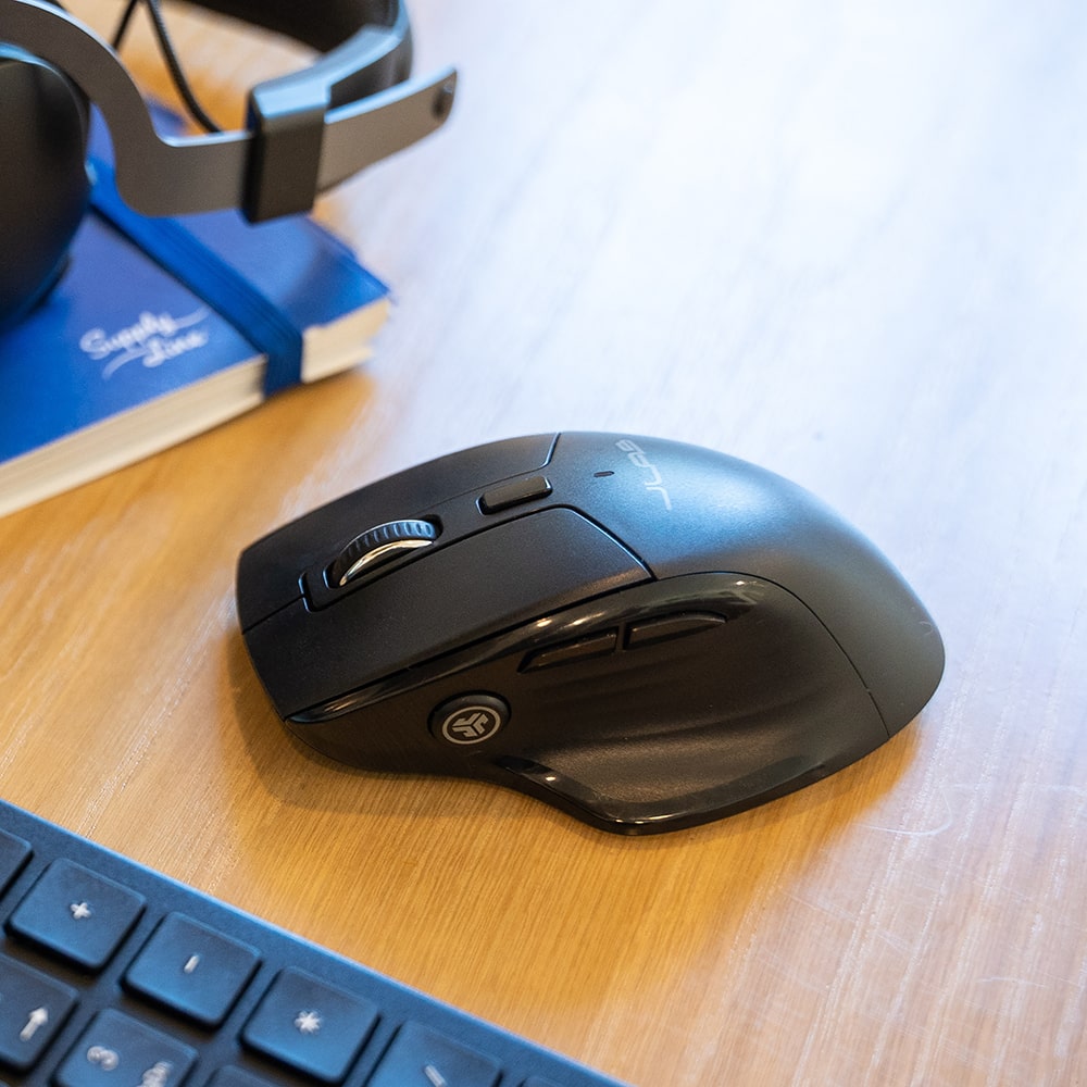Zijprofiel van de muis op een bureau
