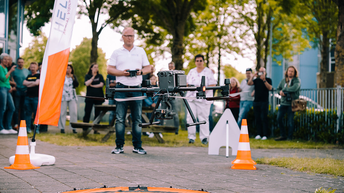 Drone vliegen buiten op school