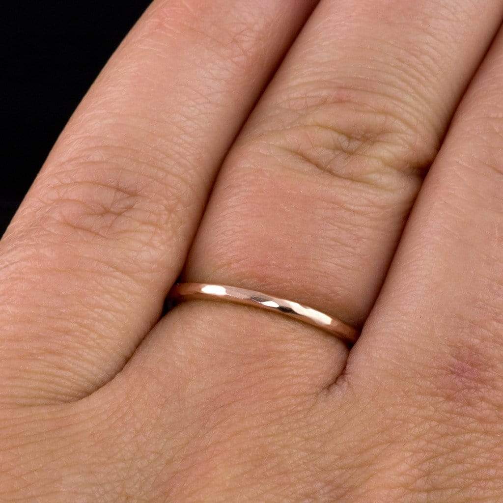 Кольцо 2 мм на пальце