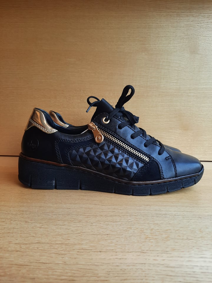 Se Rieker - Sneakers med lynlås, 76-0701 - sort - 37 hos Schou Bertelsen SKO