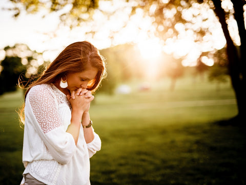 lady praying