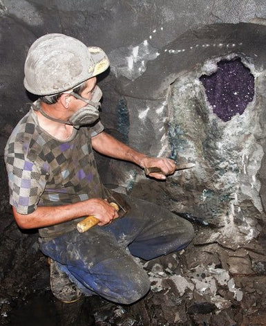 amethyst extraction in Ametista do Sul, Brazil.jpg__PID:2f7fa6eb-6140-4568-917b-0659c87a301e