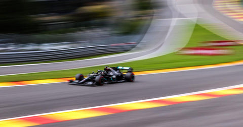 Auto Mercedes de Fórmula 1 alrededor de un circuito