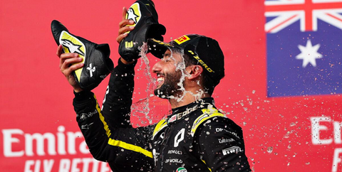 Daniel Ricciardo haciendo un "shoey" en el podio del Gran Premio de Italia de 2020