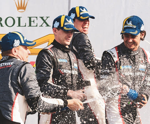 Esteban Gutiérrez junto con sus compañeros del equipo CrowdStrike en el podio de Le Mans 2022