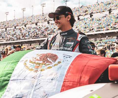  Esteban Gutiérrez con la bandera mexicana en Le Mans 2022